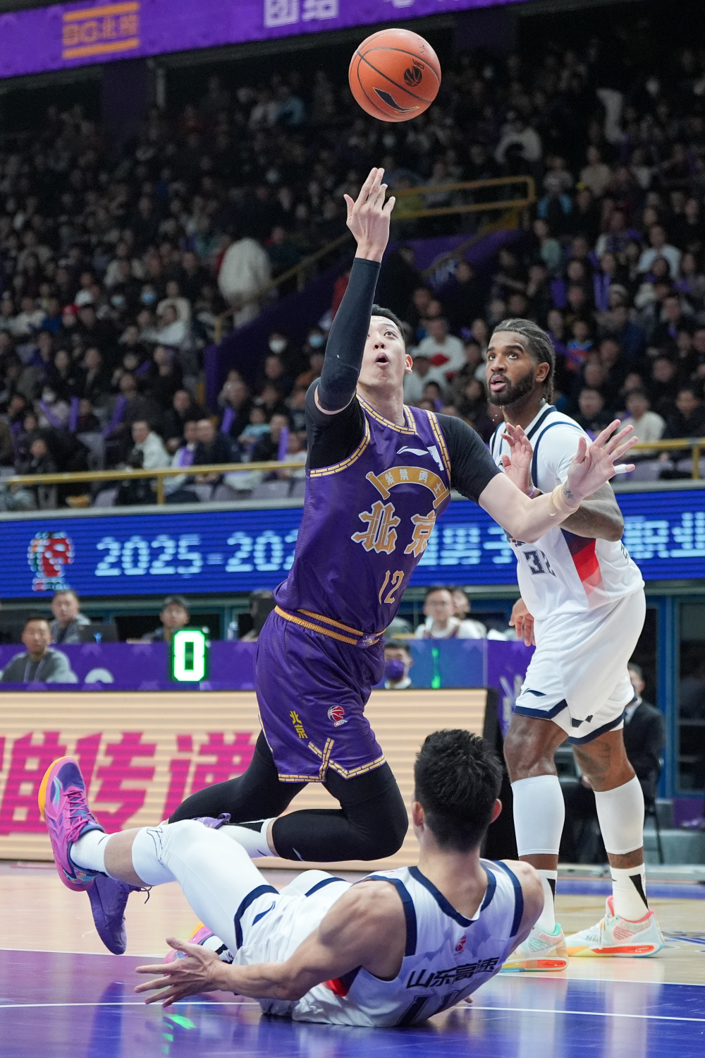 开云体育赛事直播官网国际比赛日CBA季后赛传出新动向，山东男篮临场应变，管理层表态——球迷炸锅，轮换策略成焦点的简单介绍